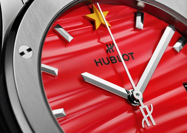 Hublot Classic Fusion Titanium édition limitée : cadran en laque rouge et étoile d'or Hublot Classic Fusion Titanium édition limitée : cadran en laque rouge et étoile d'or