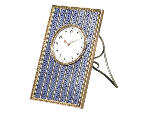 Pendulette de bureau en or, argent, émail bleu et perles par Fabergé,  1907, maître orfèvre Henrik Wigström.