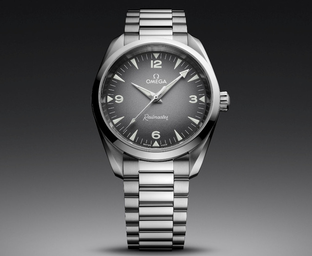 Omega : une nouvelle Railmaster en 38 mm avec cadrans fumés