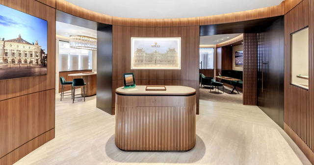 La famille Lassaussois ouvre une nouvelle boutique Rolex au numéro 8 de la rue de Sèvres