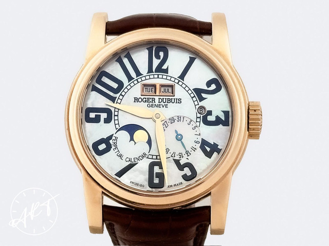 Une Roger Dubuis Hommage Perpetual Calendar en or rose vendue par Artwatches.com