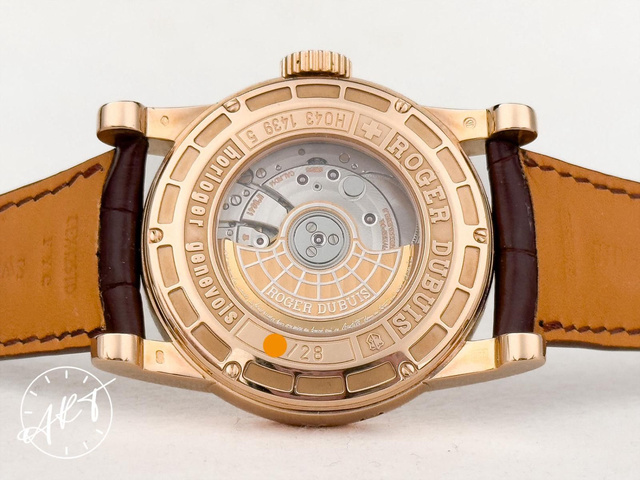 Une Roger Dubuis Hommage Perpetual Calendar en or rose vendue par Artwatches.com