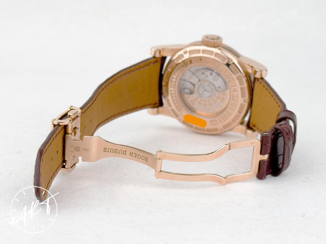 Une Roger Dubuis Hommage Perpetual Calendar en or rose vendue par Artwatches.com