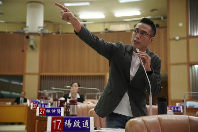 Trinity of Shadows : Kaiser Chuang porte une Rolex Datejust en or et acier Trinity of Shadows : Kaiser Chuang porte une Rolex Datejust en or et acier