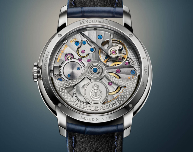 Arnold & Son Globetrotter 42 : en version plus compacte et plus actuelle de 42 mm
