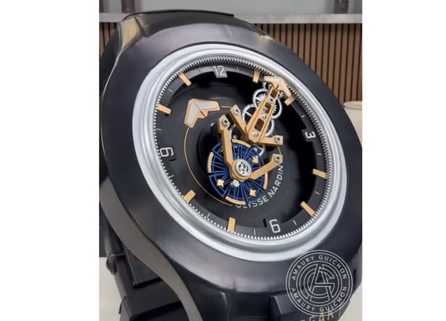 Le chef pâtissier Amaury Guichon réalise une montre Freak Ulysse Nardin entièrement en chocolat ! Le chef pâtissier Amaury Guichon réalise une montre Freak Ulysse Nardin entièrement en chocolat !