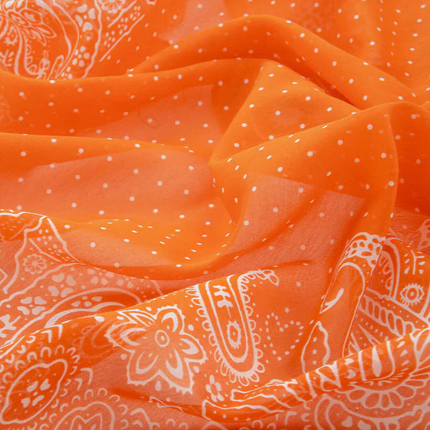 Le bandana : du plus chic au plus rock, le petit foulard versatile par essence