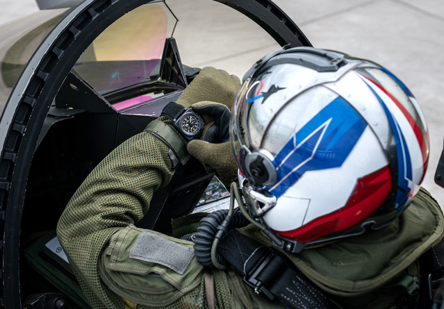 Bell & Ross BR-03 chrono Rafale Solo Display : l'heure en formation