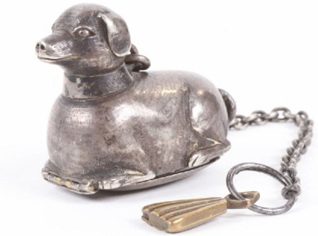 Le "Chien de Pau" : vente aux enchères d'une montre en argent du 17e siècle en forme de chien