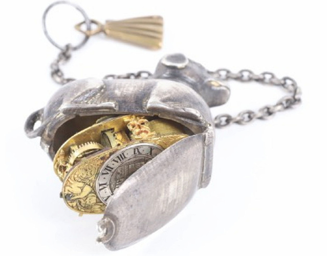 Le "Chien de Pau" : vente aux enchères d'une montre en argent du 17e siècle en forme de chien