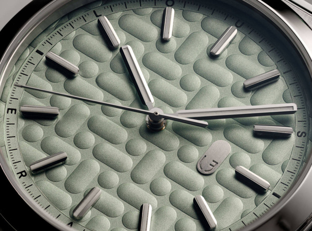 Louis Erard 2340 : une sportive-chic en acier et titane à prix accessible