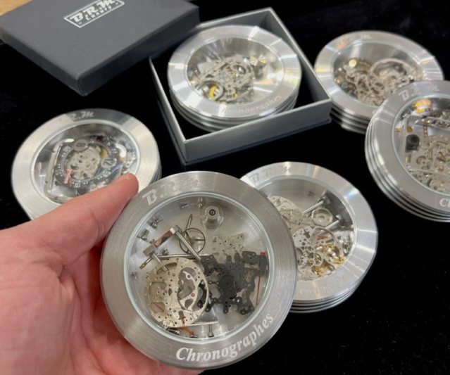 BRM : le presse-papiers en aluminium et composants horlogers