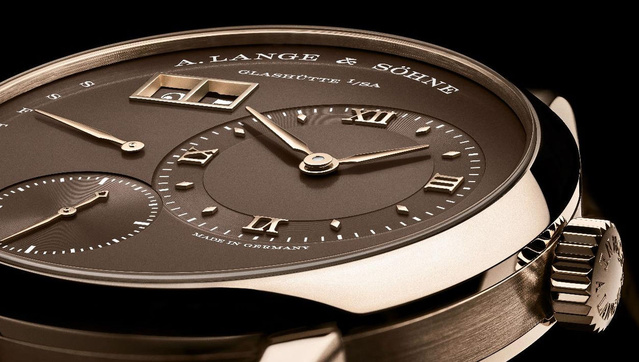 Lange 1 Daymatic Honeygold : or miel pour cadran havane et calibre automatique