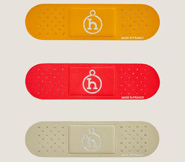 Les pansements en cuir Petit h d'Hermès : quand le banal devient un manifeste créatif Les pansements en cuir Petit h d'Hermès : quand le banal devient un manifeste créatif
