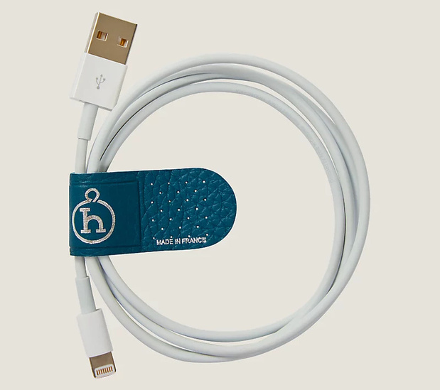 Les pansements en cuir Petit h d'Hermès : quand le banal devient un manifeste créatif Les pansements en cuir Petit h d'Hermès : quand le banal devient un manifeste créatif