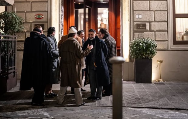 Le Suit Walk du Pitti Uomo : quand le costume reprend la rue Le Suit Walk du Pitti Uomo : quand le costume reprend la rue