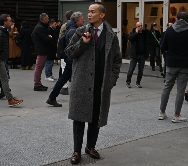 Le Suit Walk du Pitti Uomo : quand le costume reprend la rue Le Suit Walk du Pitti Uomo : quand le costume reprend la rue