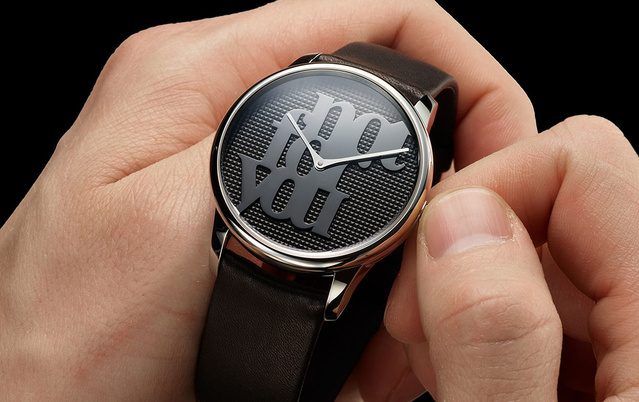 Louis Erard x Monica Bonvicini : une sculpture transposée dans un boitier de montre