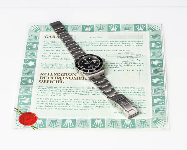 Montre Rolex, modèle Submariner, référence 16610. Avec certificat de garantie. Montre automatique, boîtier en acier. © PHLD Luca/Shutterstock Montre Rolex, modèle Submariner, référence 16610. Avec certificat de garantie. Montre automatique, boîtier en acier. © PHLD Luca/Shutterstock