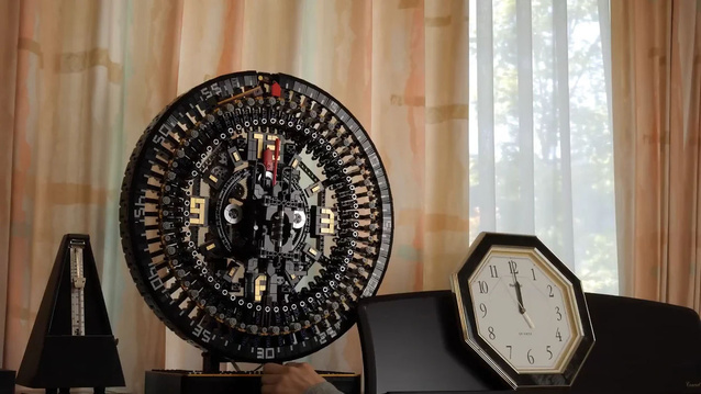Quand LEGO rencontre l'horlogerie : la fascinante Mangle Rack Clock d'Akiyuki