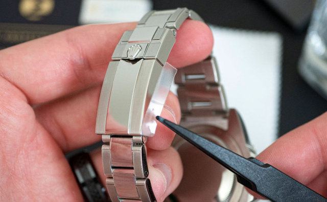 Stickers de protection pour montres de luxe : discret bouclier ou hérésie horlogère ? Stickers de protection pour montres de luxe : discret bouclier ou hérésie horlogère ?