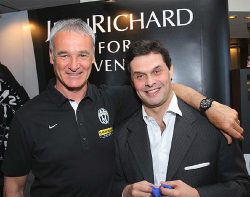 JeanRichard offre une Bressel Classic Chronograph « for Juventus » à Claudio Ranieri l’entraîneur de Turin JeanRichard offre une Bressel Classic Chronograph « for Juventus » à Claudio Ranieri l’entraîneur de Turin