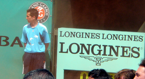 Pour célébrer son partenariat avec Roland Garros, Longines présente un chronographe Conquest avec lunette céramique