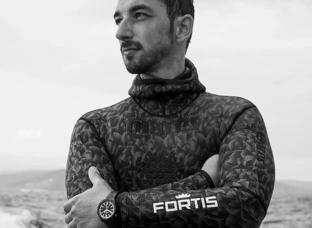 Fortis Marinemaster M-44 DLC : une tool-watch efficace qui se pare de noir