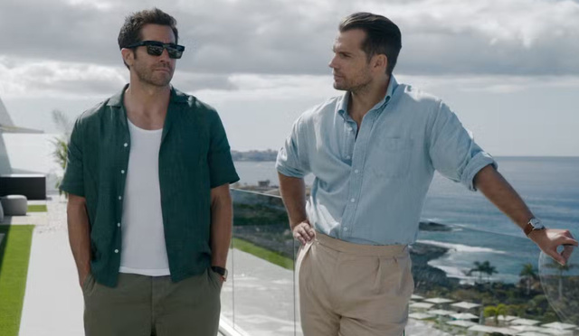In the grey : Jake Gyllenhaal porte une Cartier Santos-Dumont en acier In the grey : Jake Gyllenhaal porte une Cartier Santos-Dumont en acier