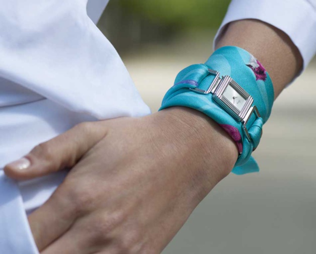 Poiray : Ma Première se porte désormais sur un foulard de soie ! So chic ! Poiray : Ma Première se porte désormais sur un foulard de soie ! So chic !