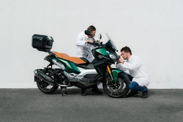 Une Lip Himalaya Squelette automatique aux couleurs du maxi-scooter XP400 de Peugeot Une Lip Himalaya Squelette automatique aux couleurs du maxi-scooter XP400 de Peugeot