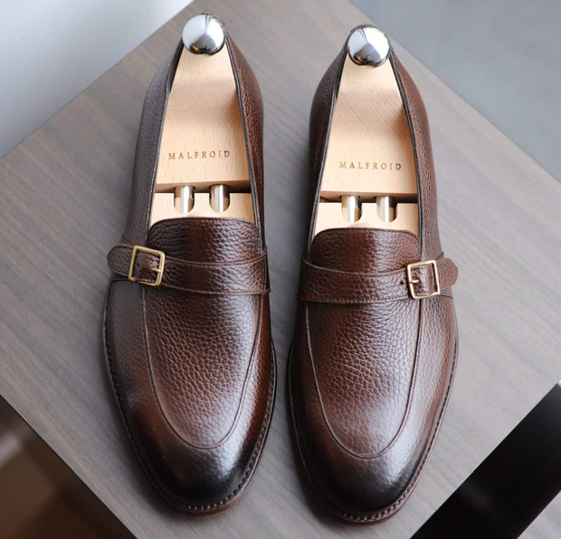 Eté 2026 : deux mocassins à boucle simple chez Malfroid et Caulaincourt Eté 2026 : deux mocassins à boucle simple chez Malfroid et Caulaincourt
