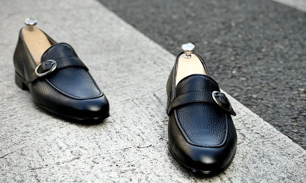 Eté 2026 : deux mocassins à boucle simple chez Malfroid et Caulaincourt Eté 2026 : deux mocassins à boucle simple chez Malfroid et Caulaincourt