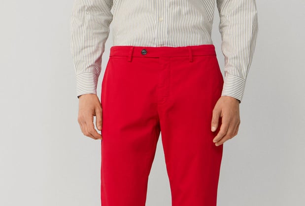 Pantalon en toile rouge ou rose : pour les audacieux Pantalon en toile rouge ou rose : pour les audacieux