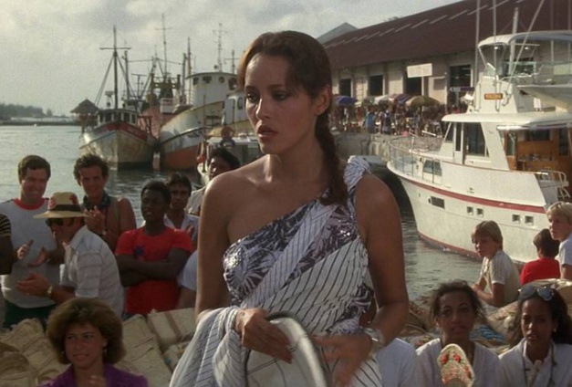 Jamais plus jamais : Barbara Carrera porte une Cartier Tank en or Jamais plus jamais : Barbara Carrera porte une Cartier Tank en or