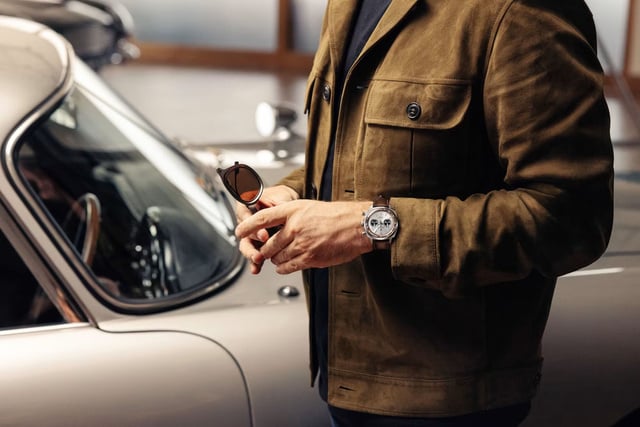 Chronographe Breitling Top Time : vombrissant hommage à l'Aston Martin DB5