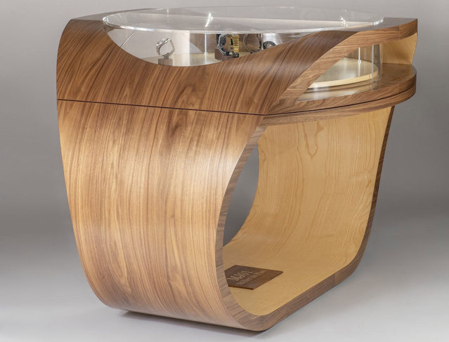 Atelier du Piou et sa table-montre MJ01 : quand la haute ébénisterie rencontre la haute horlogerie Atelier du Piou et sa table-montre MJ01 : quand la haute ébénisterie rencontre la haute horlogerie
