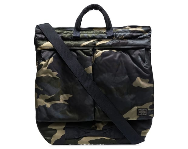 Helmet bag ; l'histoire du sac militaire devenu un classique de l'élégance masculine Helmet bag ; l'histoire du sac militaire devenu un classique de l'élégance masculine