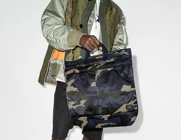 Helmet bag ; l'histoire du sac militaire devenu un classique de l'élégance masculine Helmet bag ; l'histoire du sac militaire devenu un classique de l'élégance masculine