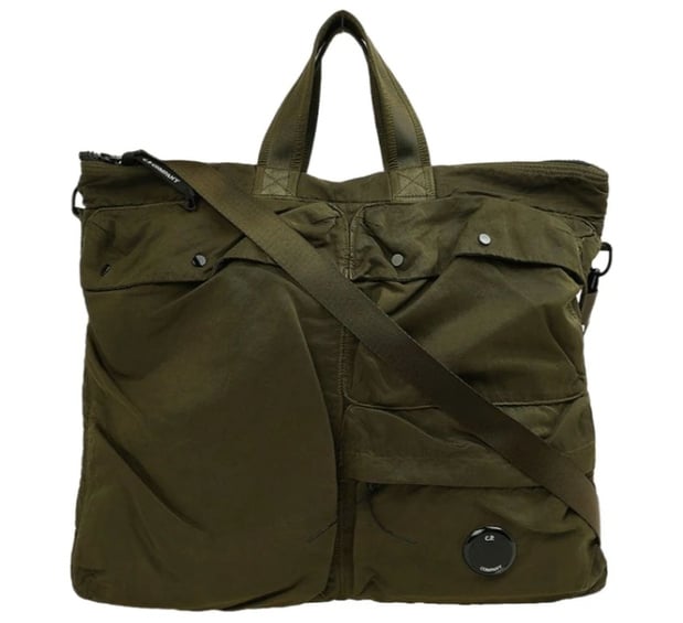 Helmet bag ; l'histoire du sac militaire devenu un classique de l'élégance masculine Helmet bag ; l'histoire du sac militaire devenu un classique de l'élégance masculine
