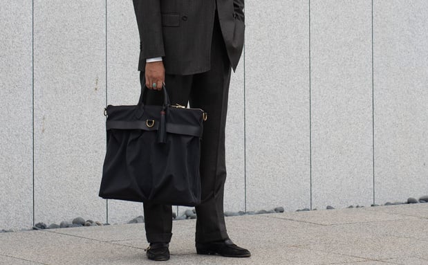 Helmet bag ; l'histoire du sac militaire devenu un classique de l'élégance masculine Helmet bag ; l'histoire du sac militaire devenu un classique de l'élégance masculine