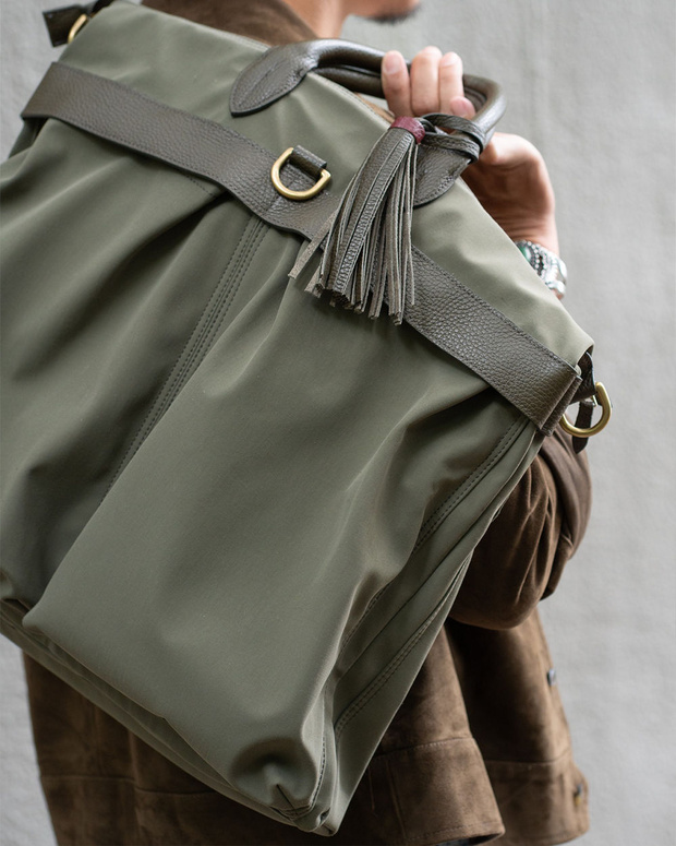 Helmet bag ; l'histoire du sac militaire devenu un classique de l'élégance masculine