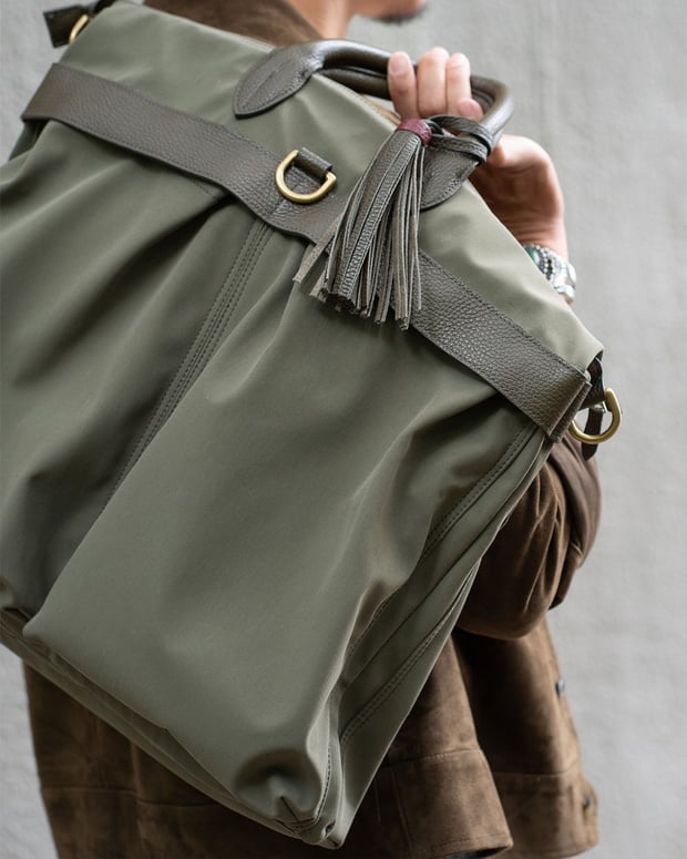 Helmet bag ; l'histoire du sac militaire devenu un classique de l'élégance masculine Helmet bag ; l'histoire du sac militaire devenu un classique de l'élégance masculine