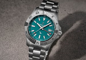 Breitling Avenger Automatic GMT 44 : Cathay Pacific célèbre ses 80 ans en 300 montres Breitling Avenger Automatic GMT 44 : Cathay Pacific célèbre ses 80 ans en 300 montres