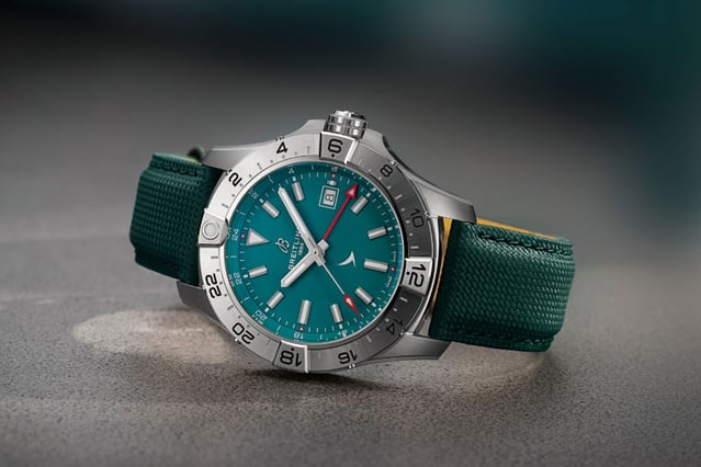 Breitling Avenger Automatic GMT 44 : Cathay Pacific célèbre ses 80 ans en 300 montres