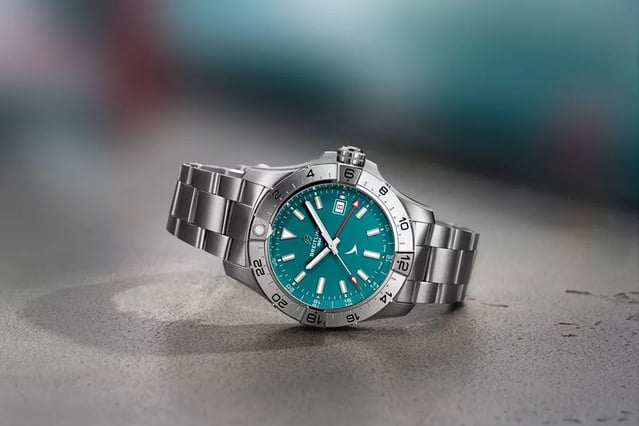 Breitling Avenger Automatic GMT 44 : Cathay Pacific célèbre ses 80 ans en 300 montres