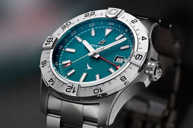 Breitling Avenger Automatic GMT 44 : Cathay Pacific célèbre ses 80 ans en 300 montres
