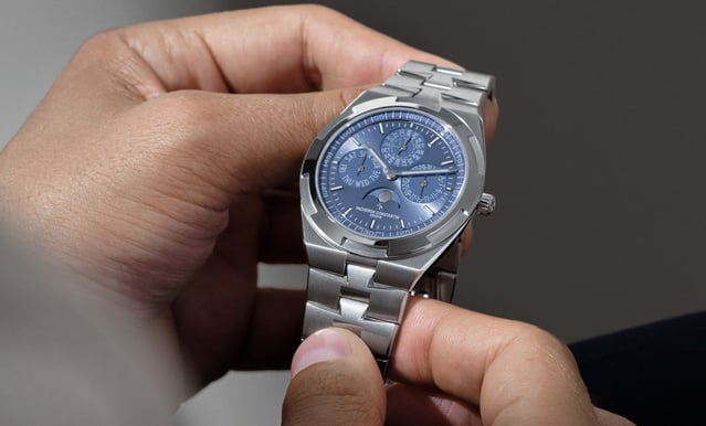 Vacheron Constantin : une Overseas QP ultra-plat en or blanc avec cadran azur en édition limitée