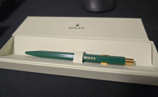 Rolex et Caran d'Ache : le discret stylo vert offert à certains clients de la marque à la couronne