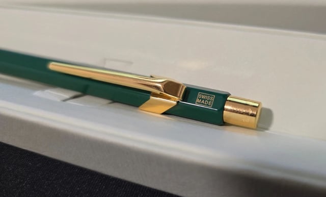 Rolex et Caran d'Ache : le discret stylo vert offert à certains clients de la marque à la couronne Rolex et Caran d'Ache : le discret stylo vert offert à certains clients de la marque à la couronne